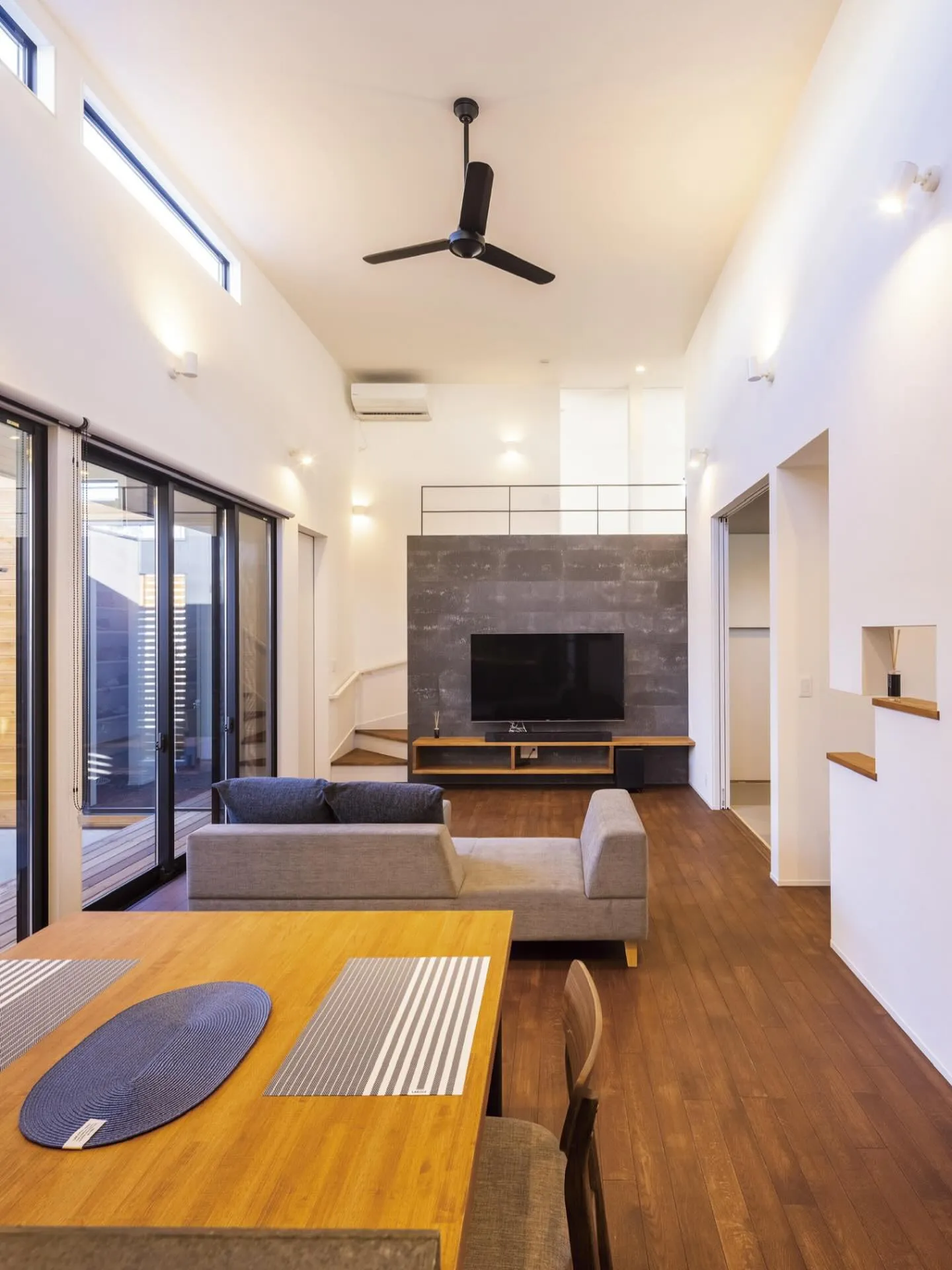 光がたっぷり入る、吹き抜けのリビング。