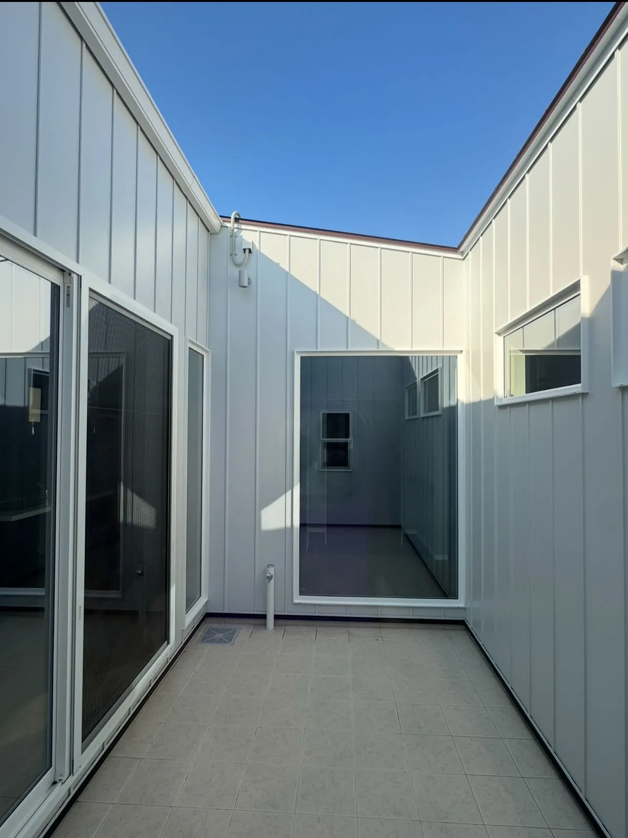 ここ、家の中です。