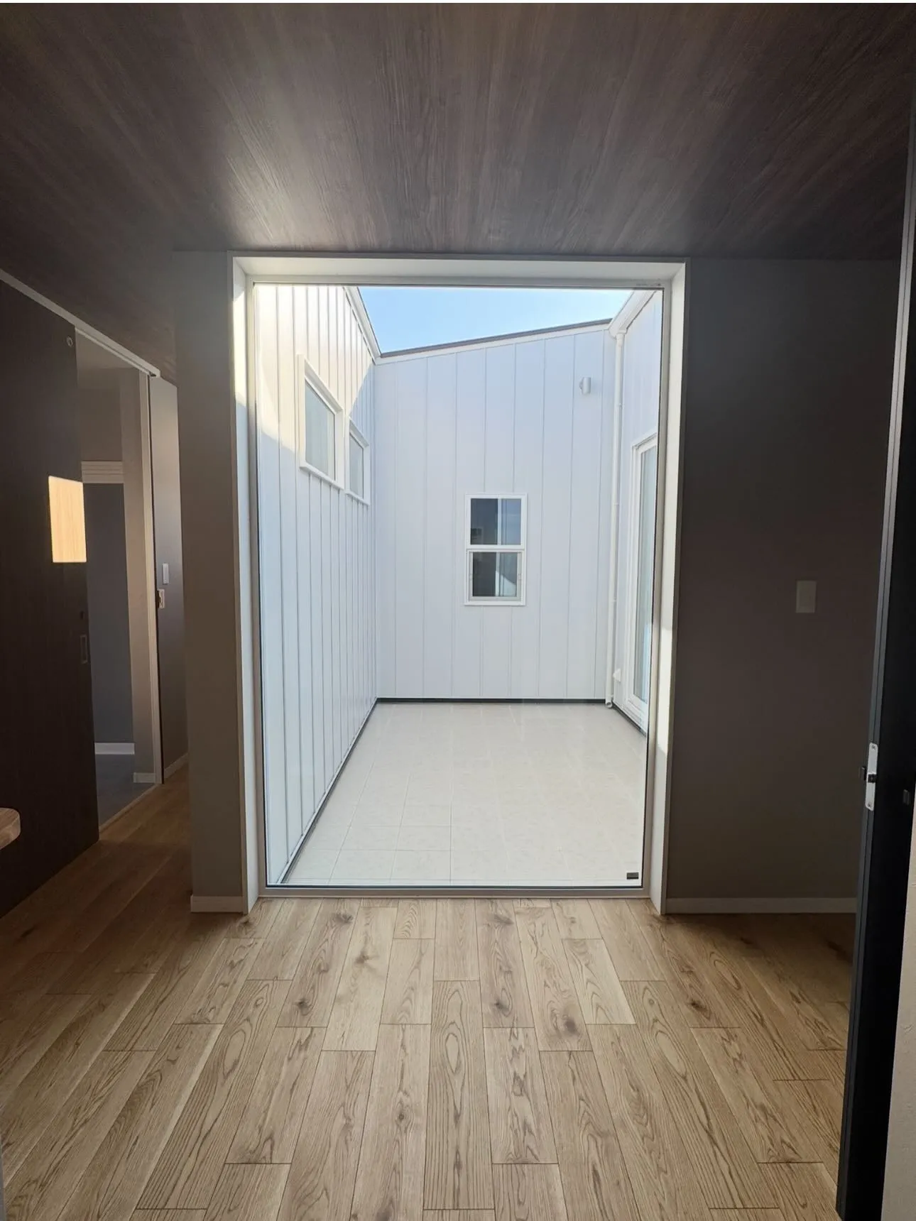 ここ、家の中です。